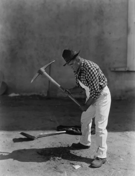 A pick axe dolgozó férfi — Stock Fotó