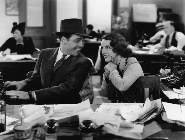 Мужчина и женщина, работающие в офисе — стоковое фото