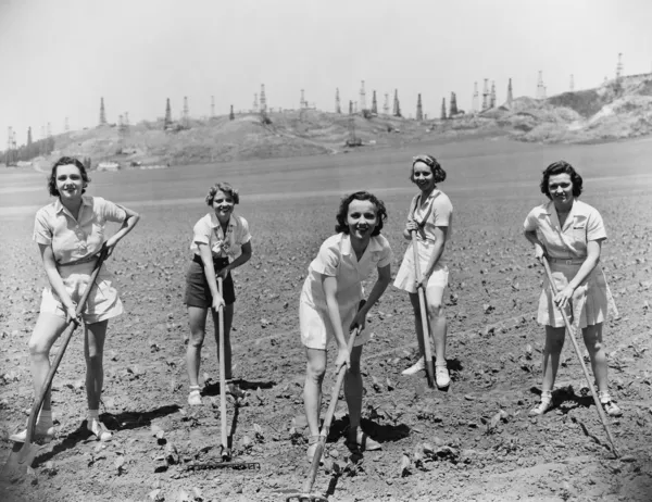 Retrato de mulheres cavando no campo — Fotografia de Stock