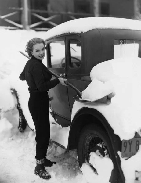 Mulher pá neve fora carro — Fotografia de Stock