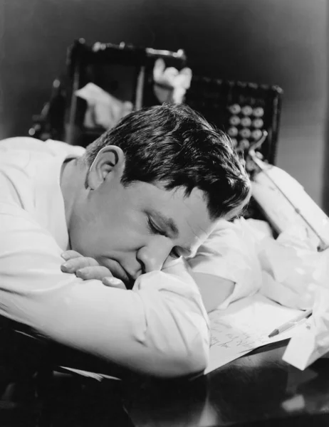 Primer plano del hombre durmiendo en su escritorio — Foto de Stock