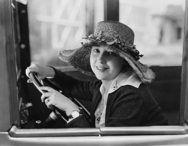 Retrato de mulher no banco do condutor — Fotografia de Stock