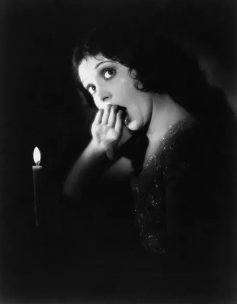 Женщина со свечой зевает — стоковое фото