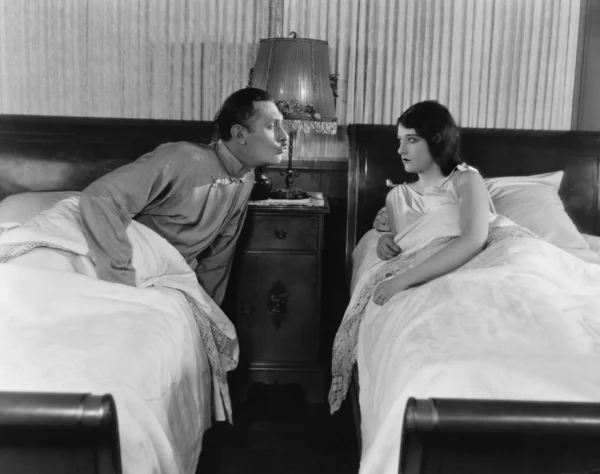 Casal em camas individuais — Fotografia de Stock