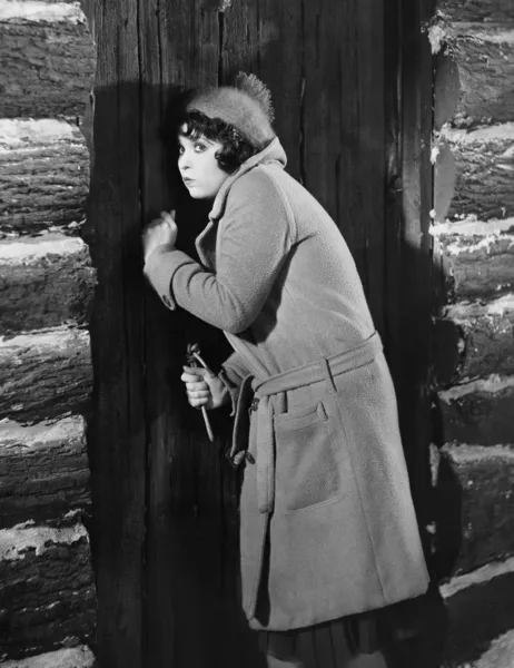 Woman knocking on cabin door — Stock Photo, Image