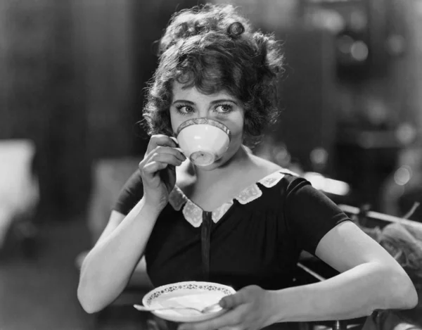 Retrato de mulher bebendo de xícara de chá — Fotografia de Stock
