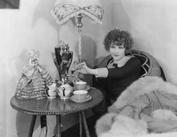 Donna con urna e tazze da tè — Foto Stock