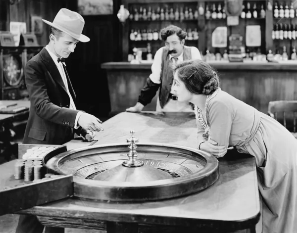 På roulettebordet i bar — Stockfoto
