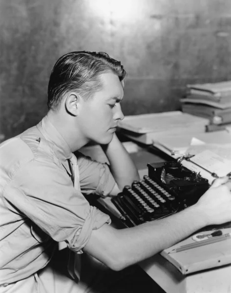 Homme utilisant une machine à écrire — Photo