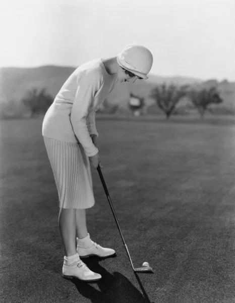 Жінка, що гра в гольф — стокове фото