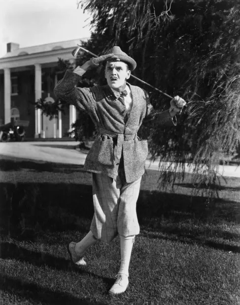 Παίχτης του γκολφ που ψάχνει σε απόσταση — Φωτογραφία Αρχείου