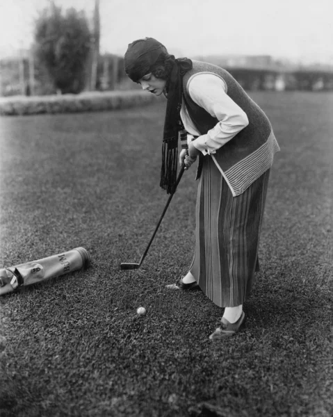 Женщина играет в гольф — стоковое фото