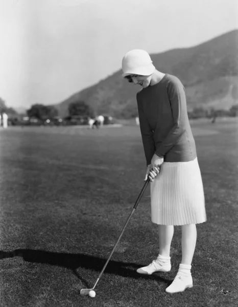Mulher jogando golfe — Fotografia de Stock