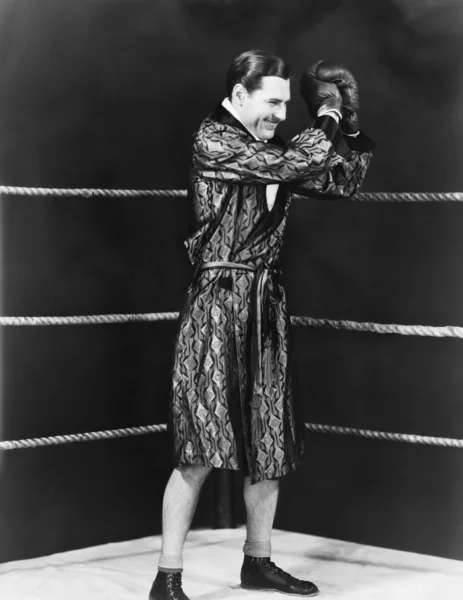 Boxeador vitorioso no ringue — Fotografia de Stock