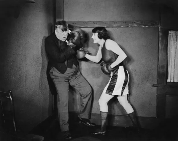 Man and woman boxing — Stock Photo, Image