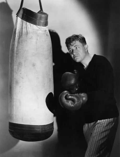 Boxer použití boxovací pytel — Stock fotografie