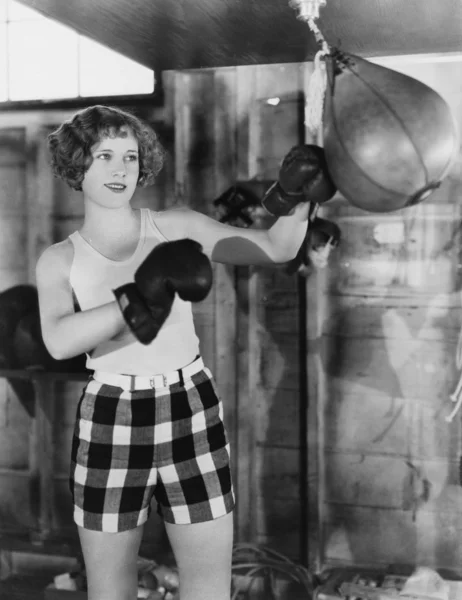 Vrouwelijke bokser met behulp van de bokszak — Stockfoto