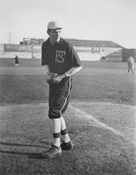 Портрет питчера на бейсбольном поле — стоковое фото