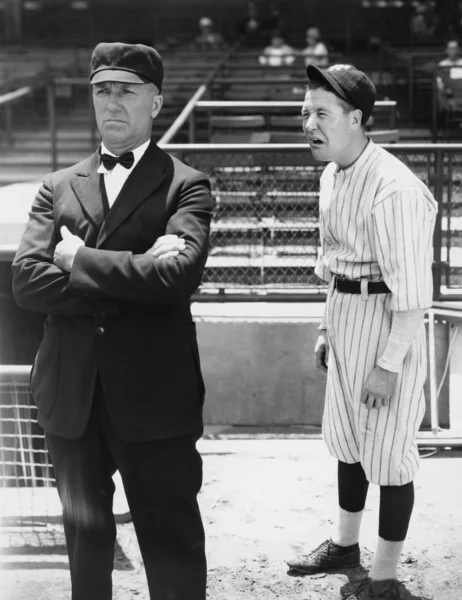Бейсболист и судья — стоковое фото