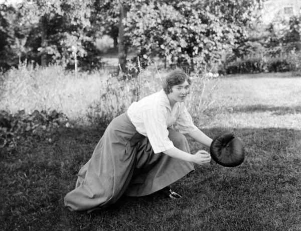 Kvinna spela baseboll — Stockfoto
