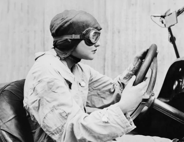 Portrait de femme pilote de voiture de course — Photo