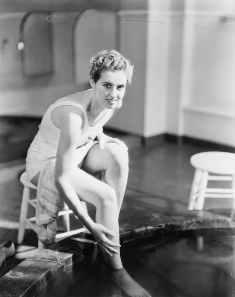 Retrato de mujer empapando los pies en el baño de pies Fotos de stock libres de derechos