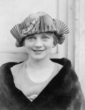 şapka ve kürk ceket genç kadının portresi