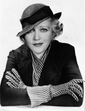 şapka ve eldiven giyen genç bir kadın portresi
