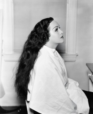 Kuaför çok uzun saçlı oturan genç bir kadın profili