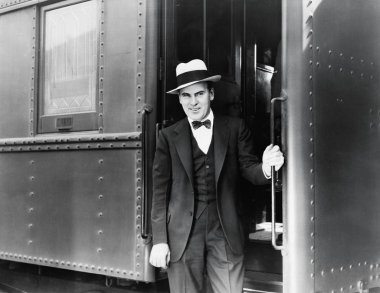 genç adam bir trenin girişte duran