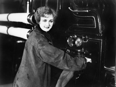 bir hortum ekleme itfaiye kamyonu duran genç bir kadın profili