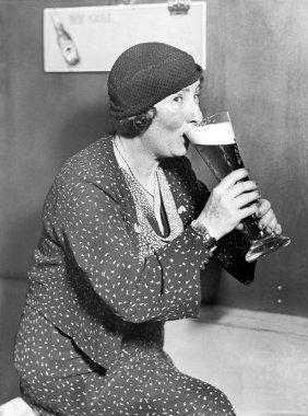 bir büyük bira cam dışında içme kadın
