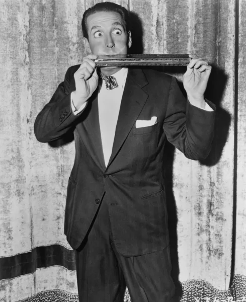 Porträt eines Mannes, der riesige Mundharmonika spielt — Stockfoto