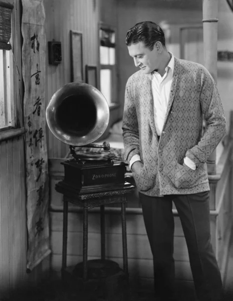 Homme écoutant phonographe — Photo