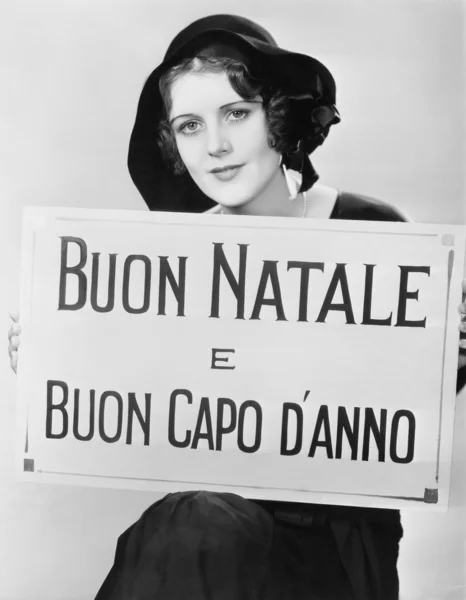 이탈리아어로 쓰여진 표지판을 들고 여자 — 스톡 사진