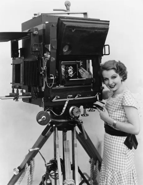 Γυναίκα με μεγάλη φωτογραφική μηχανή — Φωτογραφία Αρχείου