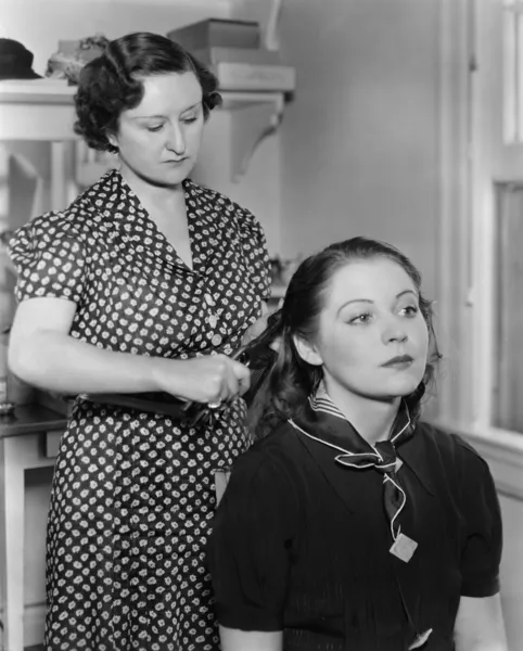 Mulher styling outra mulher cabelo — Fotografia de Stock