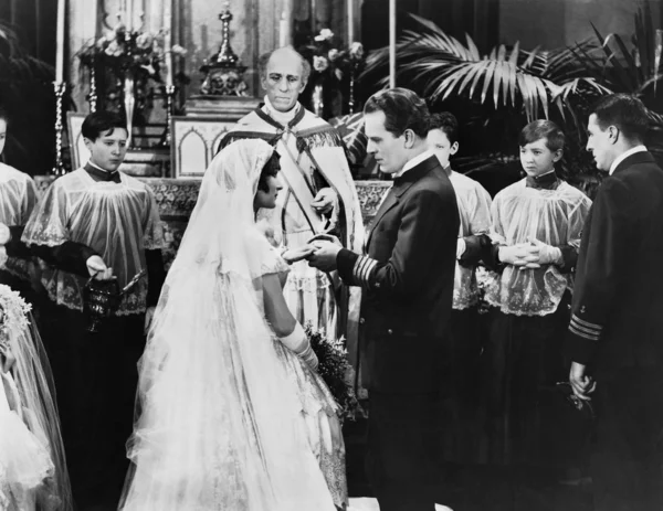 Ζευγάρι παντρεύεται στην εκκλησία — Φωτογραφία Αρχείου