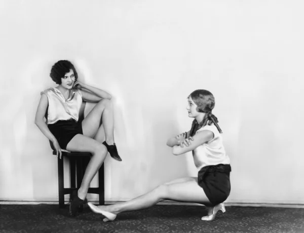 Kvinnor stretching — Stockfoto