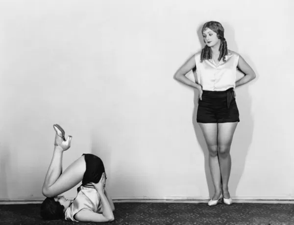 Mujeres estiramiento — Foto de Stock