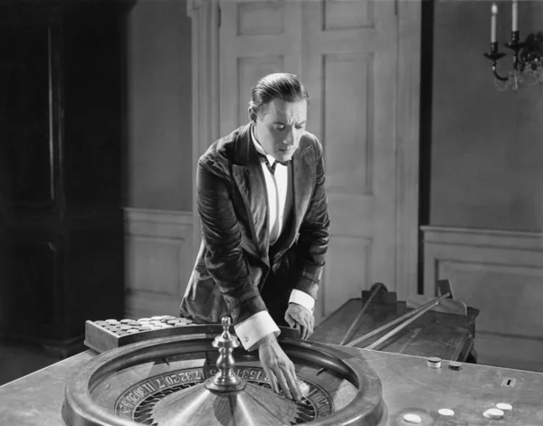 Muž s ruletou tabulky — Stock fotografie