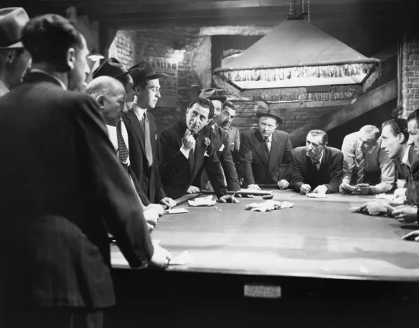 Mobsters зустріч навколо більярдного столу — стокове фото