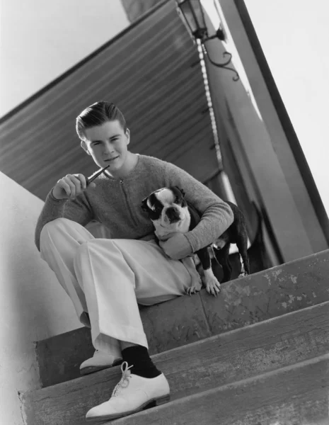 犬と若い男性喫煙パイプの肖像画 — ストック写真