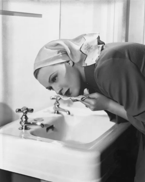 Mulher lavando rosto sobre pia — Fotografia de Stock