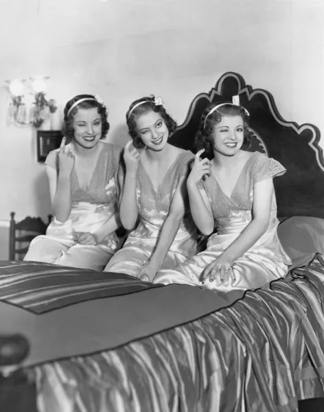 Üç genç kadın göz kırpıyor — Stok fotoğraf