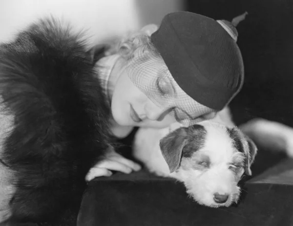 Πορτραίτο γυναίκας με τον ύπνο σκύλος — Φωτογραφία Αρχείου