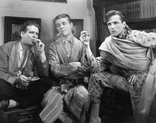 Три чоловіки курять сигари — стокове фото