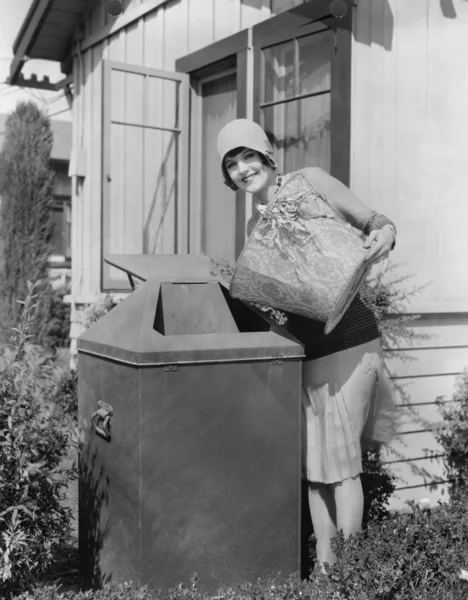 Πορτραίτο γυναίκας, λαμβάνοντας από σκουπίδια — Φωτογραφία Αρχείου