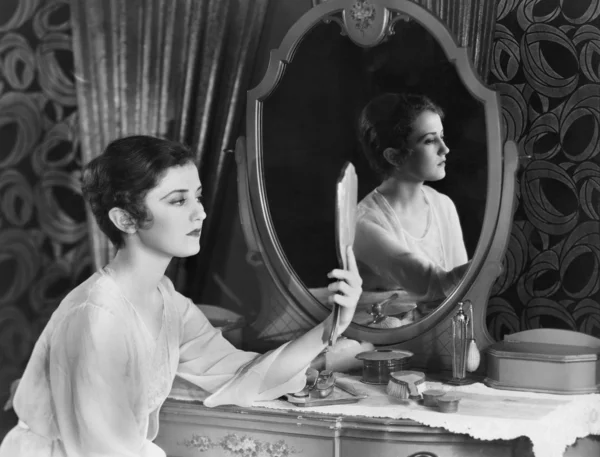 Γυναίκα κοιτάζεται στον καθρέφτη — Φωτογραφία Αρχείου