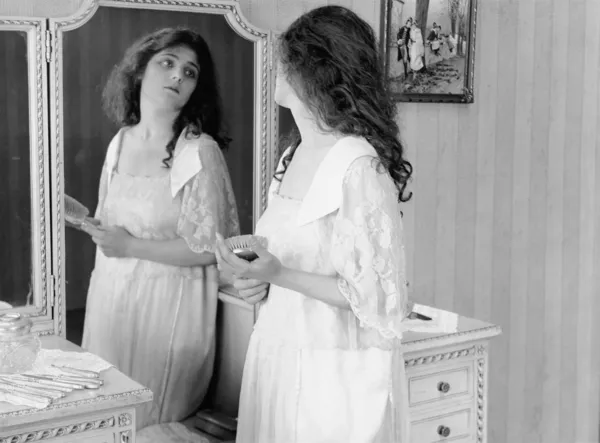 Kvinna tittar i spegeln — Stockfoto